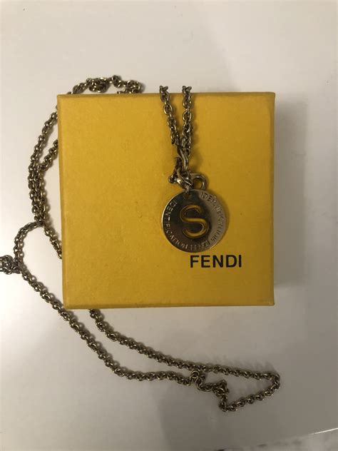 collana di fendi con iniziale prezzo